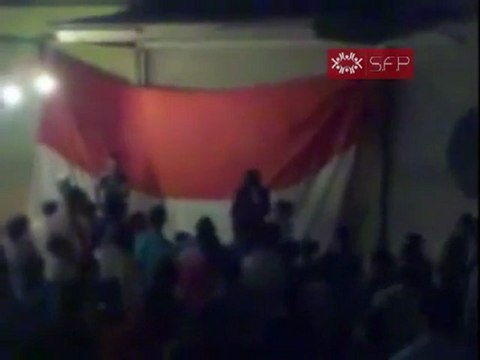 فري برس حمص جورة الشياح إحدى حرائر حمص تخاطب بالمتظاهرين وتهين النظام الفاسد 4 10 22011