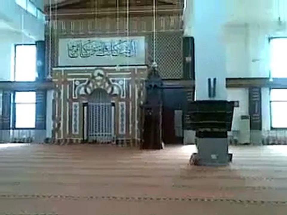 فري برس   حماه كفرزيتا مسجد أبو بكر الصديق خالي من المصلين بسبب منع شبيحة الاسد اقامة الصلاة 10 7 2011