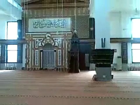 فري برس حماه كفرزيتا مسجد أبو بكر الصديق خالي من المصلين بسبب منع شبيحة الاسد اقامة الصلاة 10 7 2011