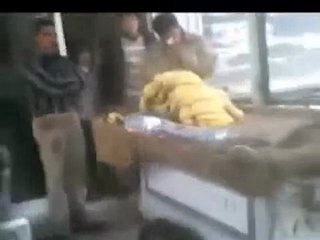 فري برس   حماة جنوب الملعب مقطع طويل يظهر انتشار الامن والشبيحة على ابواب مسجد صلاح الدين تحضيرا لقمع المظاهرات وخروج مظاهرة في الحي رغما عن