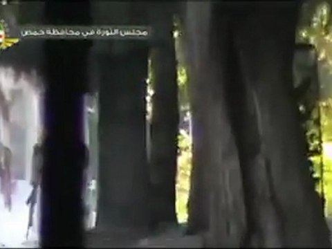 فري برس حمص باب السباع اطلاق نار على المتظاهرين وعلى المصور من قيبل كتائب بشار وقطعان الشبيحة 8 11 2011