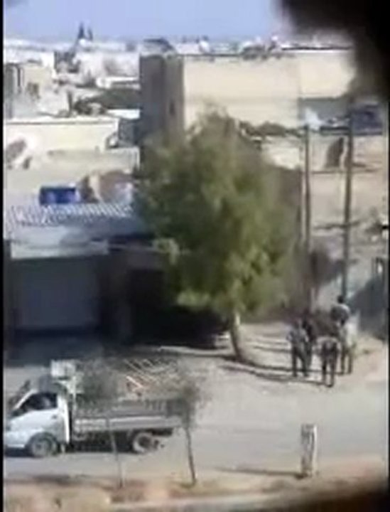 فري برس   عصابات الامن تطلق النار بشكل مباشر على المتظاهرين في حماة خلال جمعة تجميد العضوية 11 11 2011