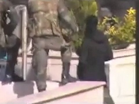 فري برس هام قناة الدنيا وخلفها عدد كبير من الجيش في برزة 11 11 2011