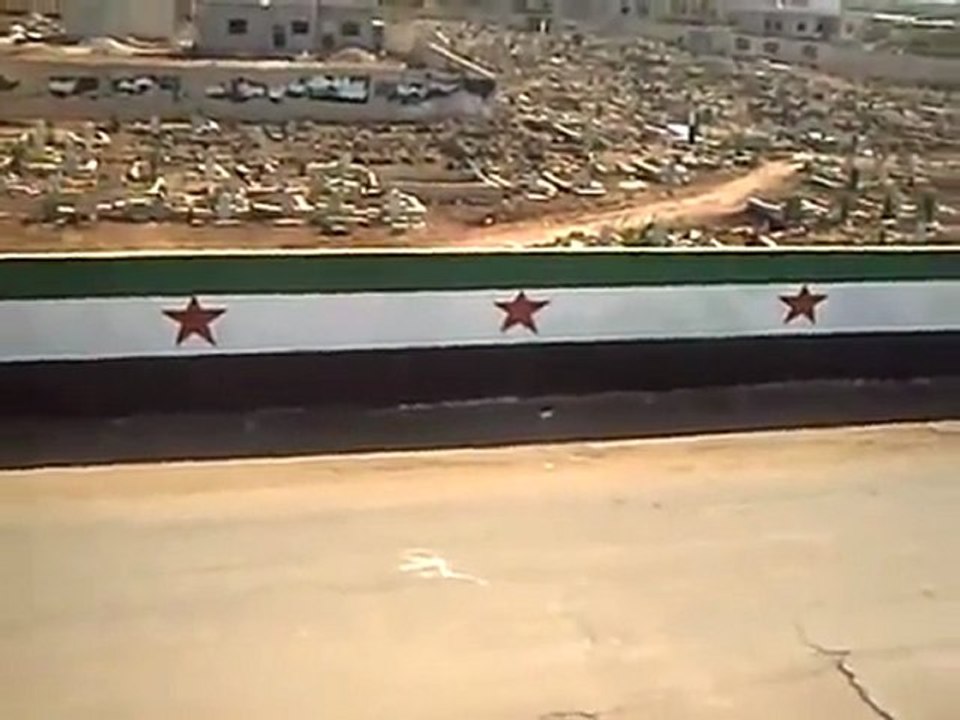 فري برس   خربة غزالة الرجل البخاخ يعيد رسم علم الإستقلال على حائط المقبرة بعد قيام عصابات الأمن بمسحه ج1 السبت 12 11 2011