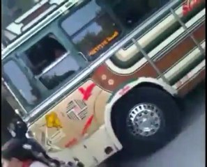 فري برس   دمشق كلية الهمك إغلاق الباب وإجبار الطلاب على ركوب الباصات للذهاب للمسيرة 13 11 2011