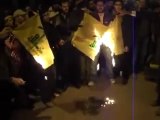 فري برس   احراق علم حزب الله الزبداني 15 11 2011