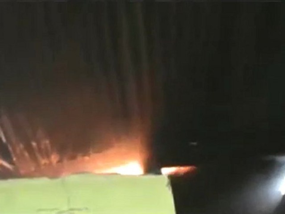 فري برس   باباعمرو تعرض المنزل الذي فيه المصور للقصف والحرق 16 10 2011