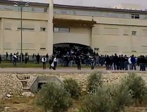 فري برس جامعة القلمون الخاصة ضد بشار الأسد وهجوم الأمن على الطلبة بعد خروجهم في المظاهرة 16 11 2011