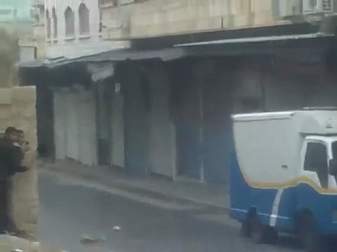 فري برس عصابات الامن والشبيحة يطلقون الرصاص على المتظاهرين في باب البلد 16 11 2011