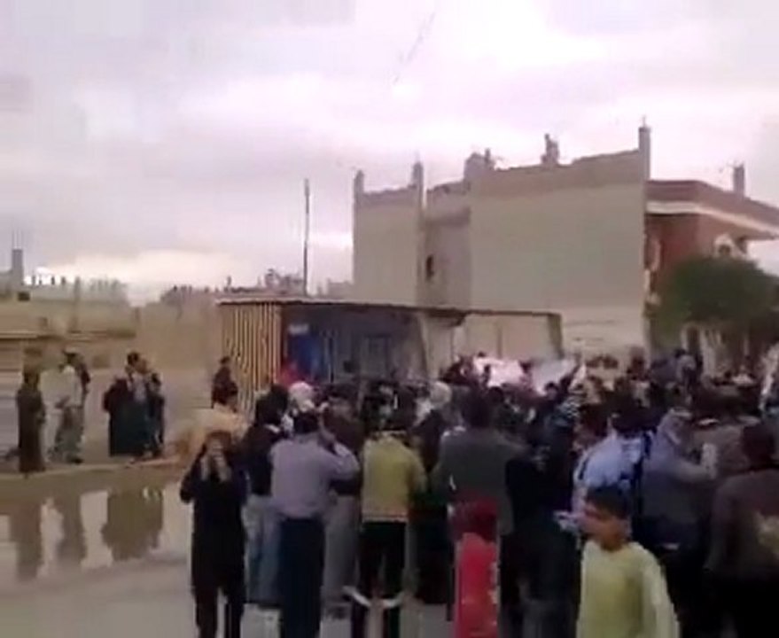 فري برس   مقطع رائع جدا لمظاهرة الحسكة حي غويران في جمعة طرد الحقراء 18 11 2011