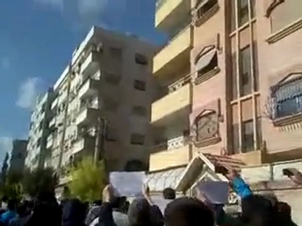 فري برس   ريف دمشق دوما    مظاهرة حاشدة رغم الحصار 18 11 2011
