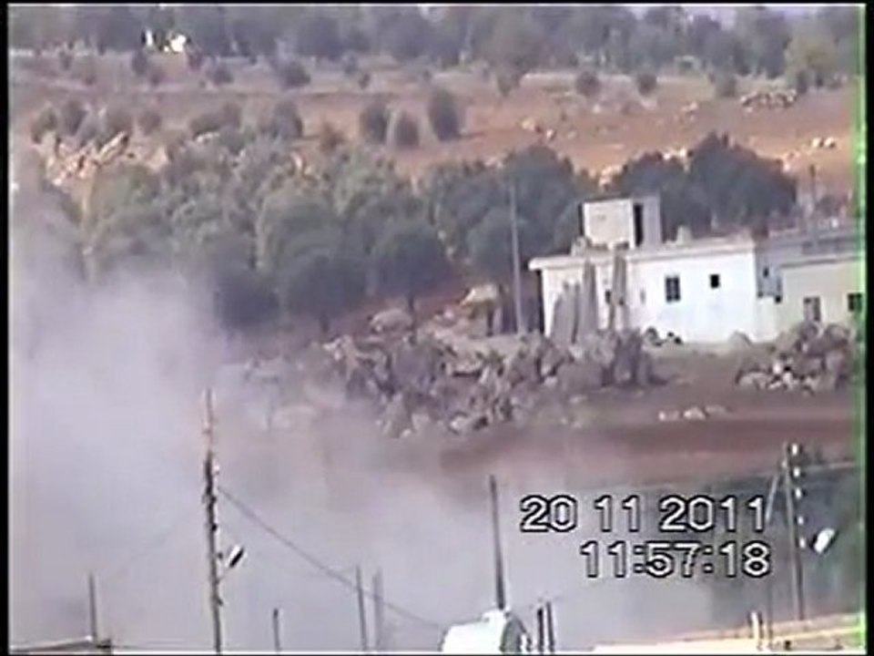 فري برس   ادلب ريف معرة النعمان الشرقي اقتحام الدبابات للريف الشرقي لمعرة النعمان وضرب القذائف على المنازل 20 11 2011 ج1