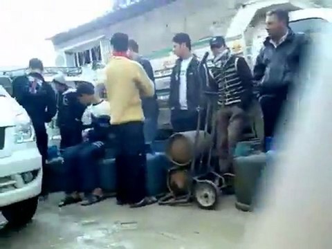 فري برس أزمة الغاز في حي القدم الدمشقي والناس يقفون في طوابير طويلة جدا 20 11 2011