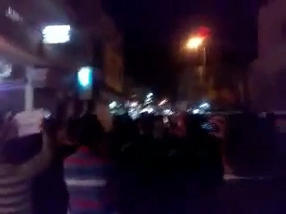 فري برس   ديرالزور مظاهرة مسائية شارع التكايا زمن الخوف راح ولا 20 11 2011