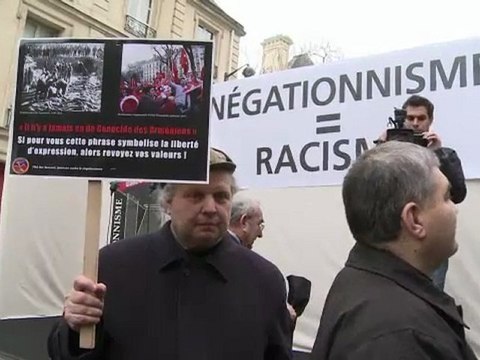 Le Sénat vote la loi pénalisant la négation du génocide arménien
