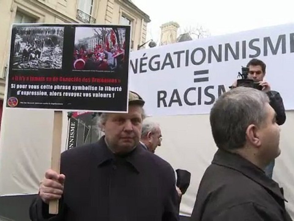 Le Sénat vote la loi pénalisant la négation du génocide arménien