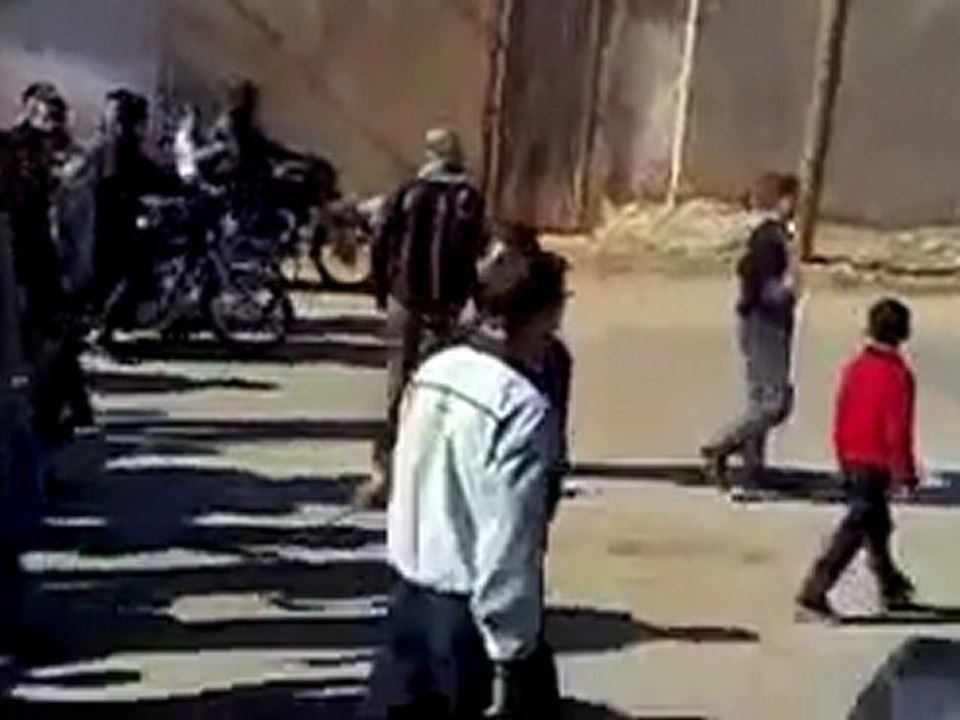 فري برس   ادلب كفريحمول جمعة الجيش الحر يحميني 25 11 2011 ج2