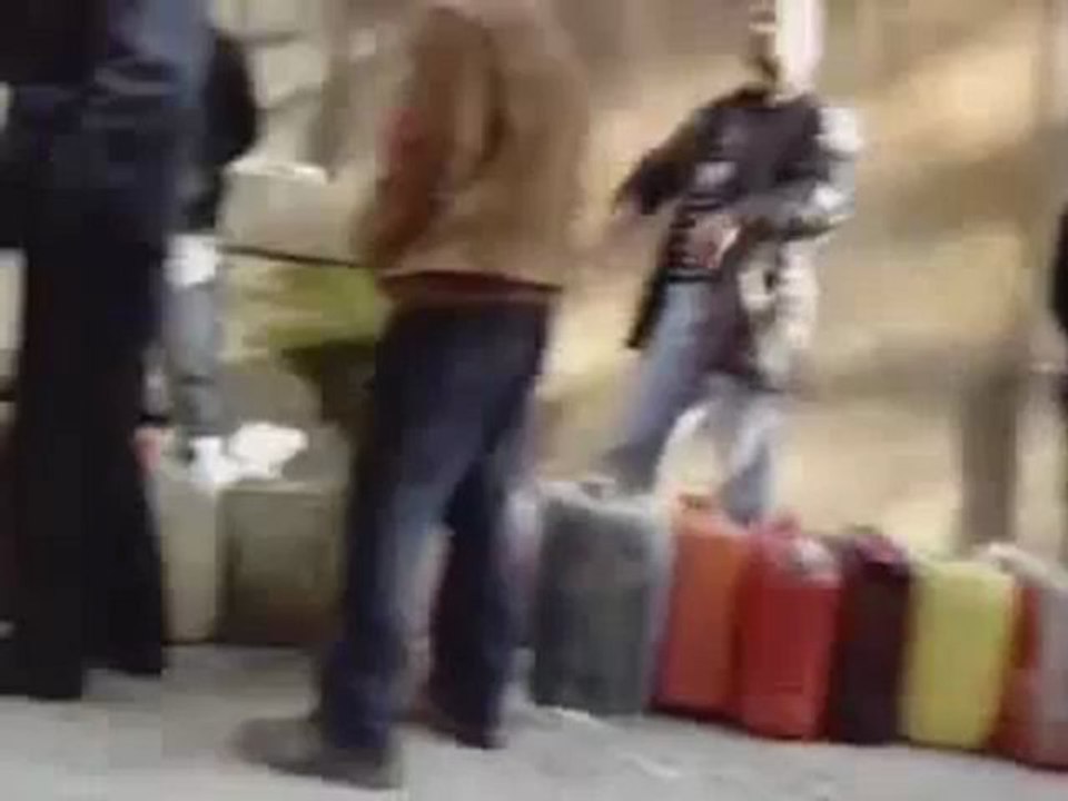 فري برس   حمص جورة الشياح ازمة المازوت التي افتعلها النظام 26 11 2011