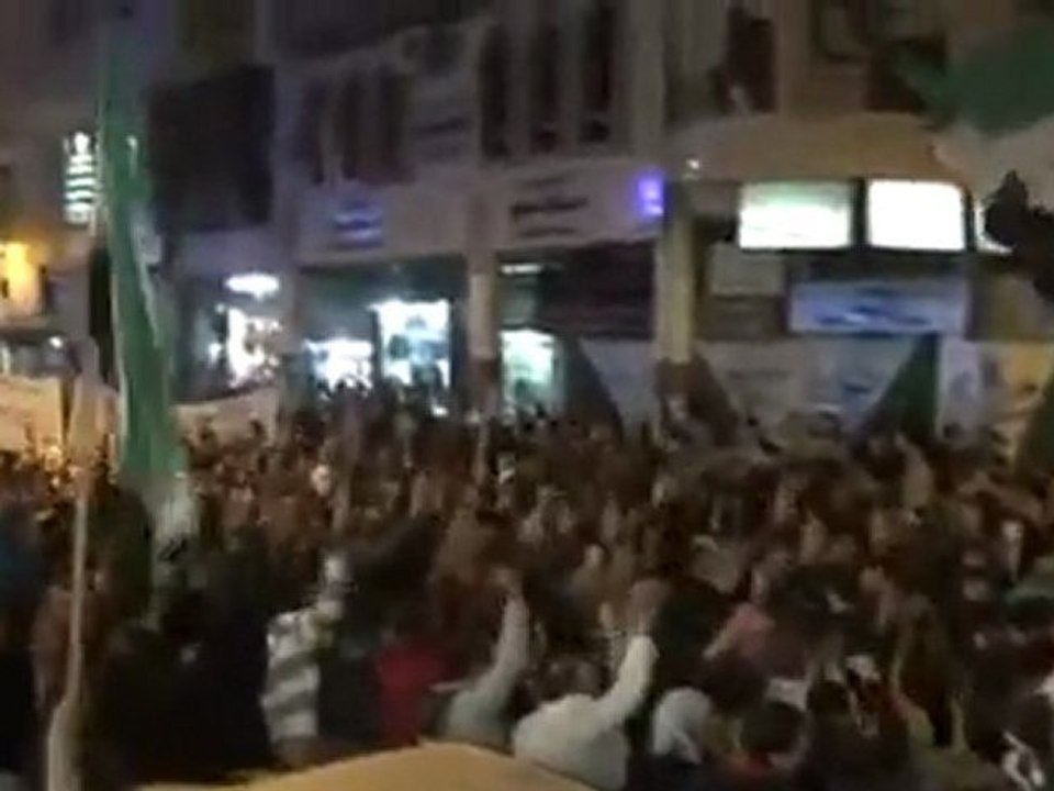 فري برس   أهالي مدينة ادلب يطالبون بدعم الجيش الحر28 11 2011