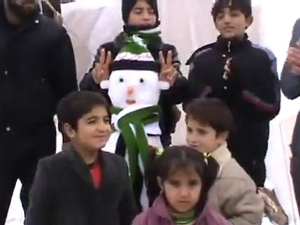 فري برس   مخيمات اللاجئين مخيم الريحانية رجل الثلج يرفع علم الثورة 22 1 2012