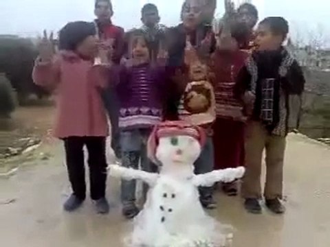 فري برس ادلب معرة حرمة أطفال مع رجل الثلج 23 1 2012