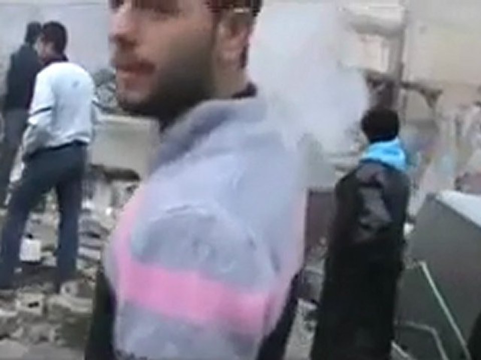 فري برس   حمص باب تدمر قصف بناية مؤلفة من اربعة طوابق وسقوطها بالكامل والاهالي بداخلها 24 1 2012