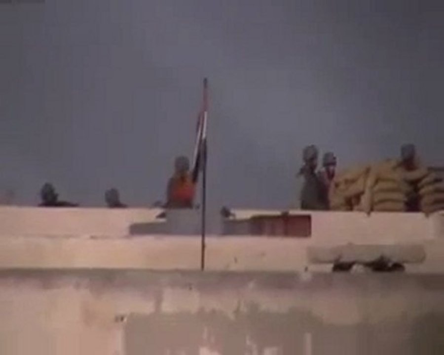 فري برس   القناص يقوم بقنص المارة في حمص كرم الزيتون 3 12 2011