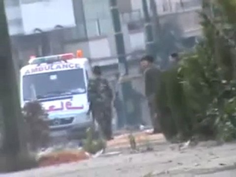 فري برس حمص باب السباع ايقاف سيارت الاسعاف من حاجز القلعة وداخلها جريح مصاب بالراس وتم اعتقال الاطباء 29 11 2011