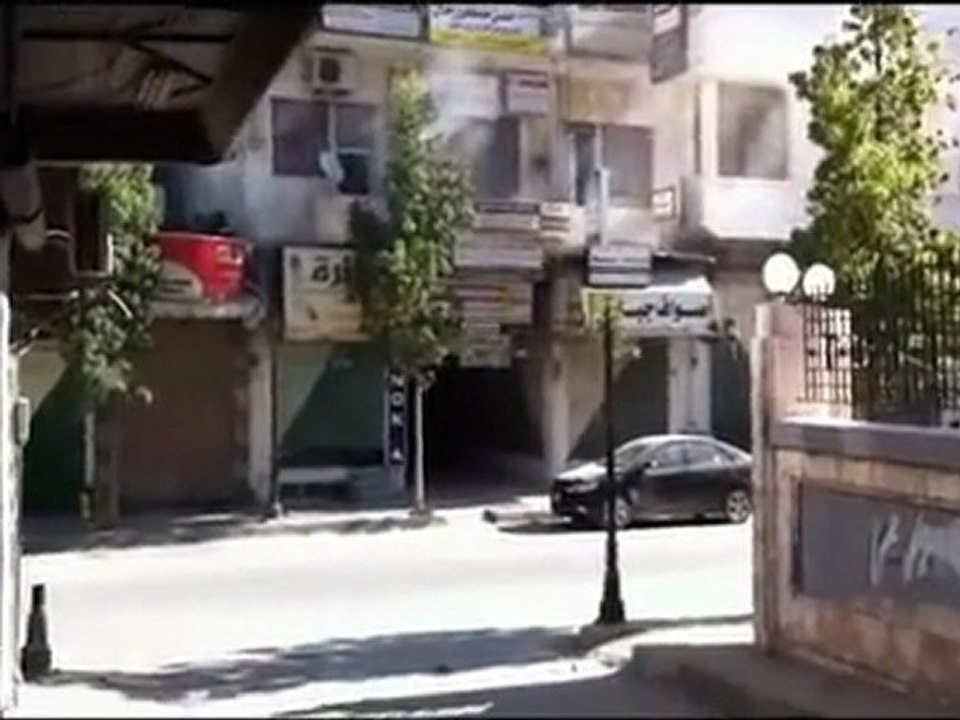 فري برس   مدينة ادلب   اطلاق رصاص على المتظاهرين في سوق الصاغة 30 11 2011