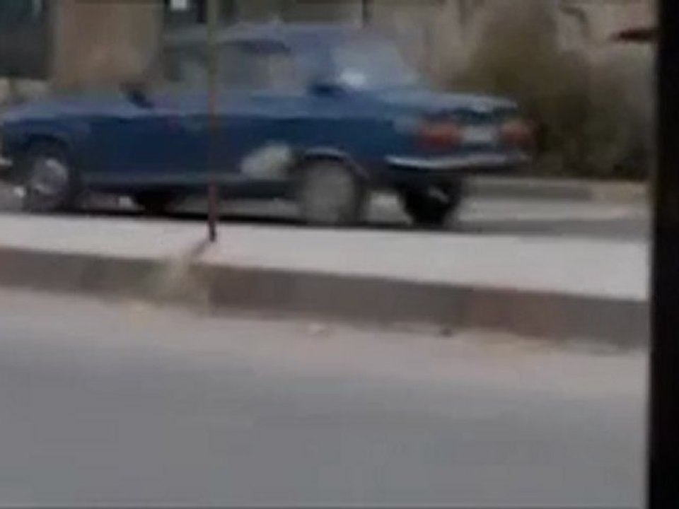 فري برس   حمص باب الدريب محاولة سحب شهيد من الشارع الذي اطلق عليه النار حاجزباب الدريب من شبيحة الاسد وهو يقود دراجة 29 11 2011