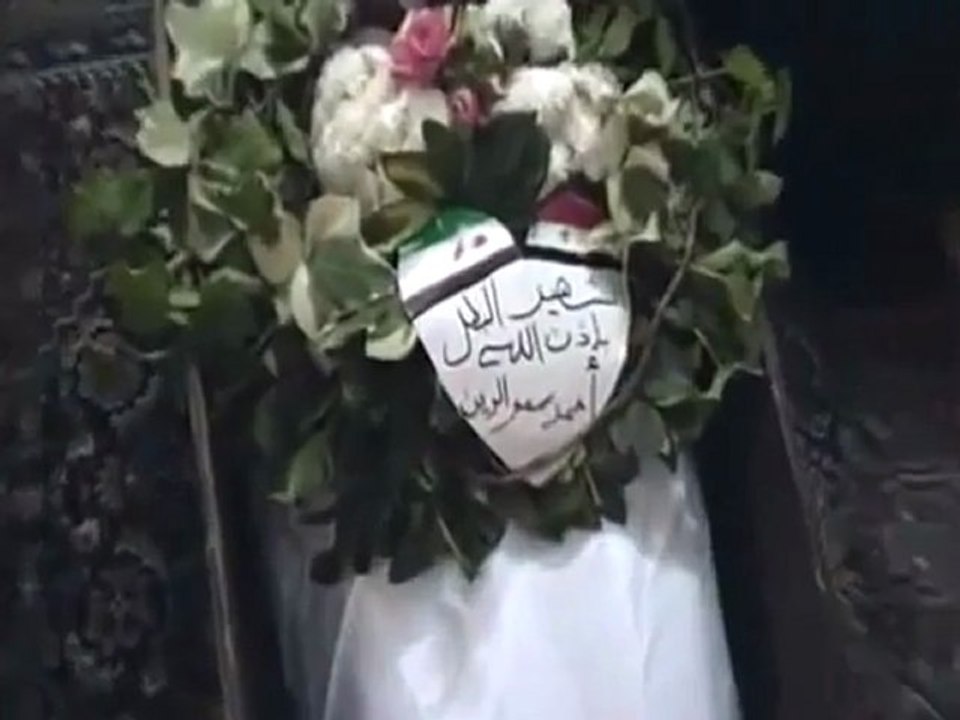 فري برس   حمص باباعمرو أهل الشهيد أحمد سعد الدين يودعونه الوداع الأخير 30 11 2011