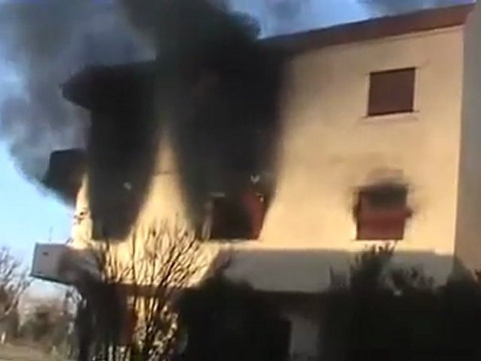 فري برس   باباعمرو إحتراق أحد الأبنية السكنية جراء القصف المدفعي على الحي 3 12 2011