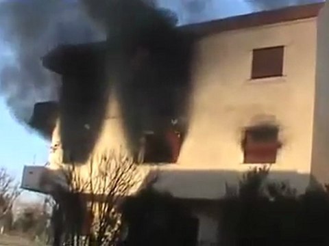 فري برس باباعمرو إحتراق أحد الأبنية السكنية جراء القصف المدفعي على الحي 3 12 2011