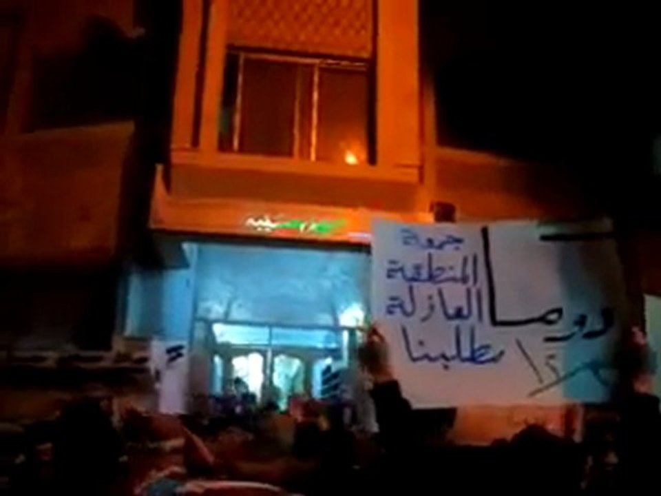 فري برس   ريف دمشق دوما    مظاهرة مسائية تتواجه الى بيت الشهيد 3 12 2011 ج4