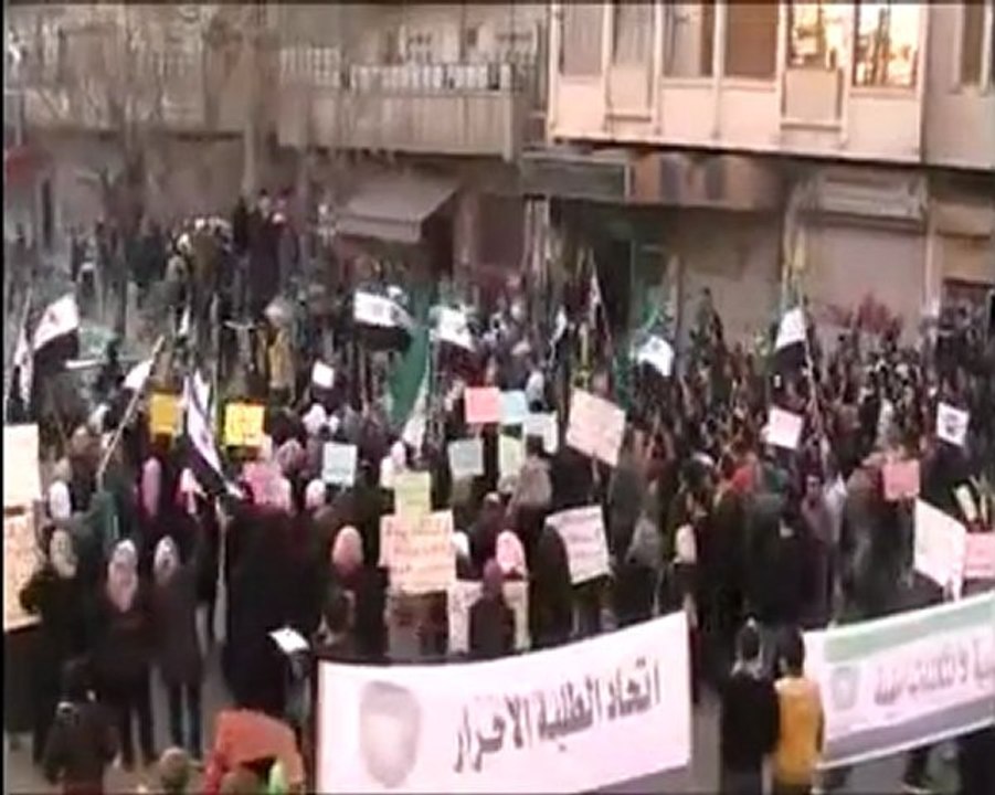فري برس   حمص حي الخالدية مظاهرة رائعة بقيادة السارووت والفنانة الثائرة فدوى سليمان 7 12 2011 ج2