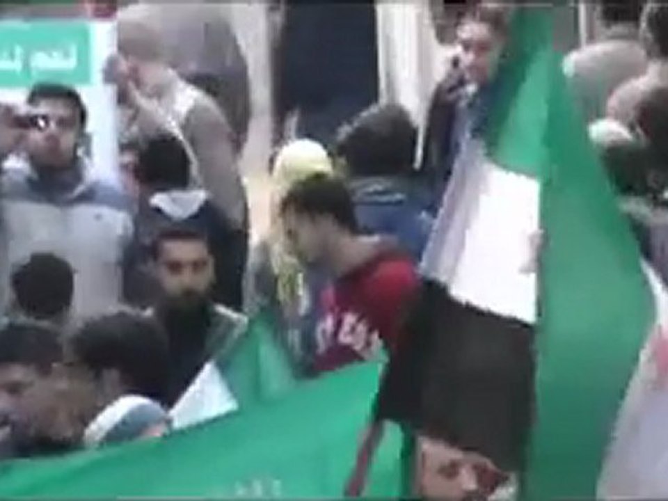 فري برس   حمص باب السباع مظاهرة راااائعة ثورة ثورة سوريا وشبيحة بشار تطلق النار على المتظاهرين 9 12 2011
