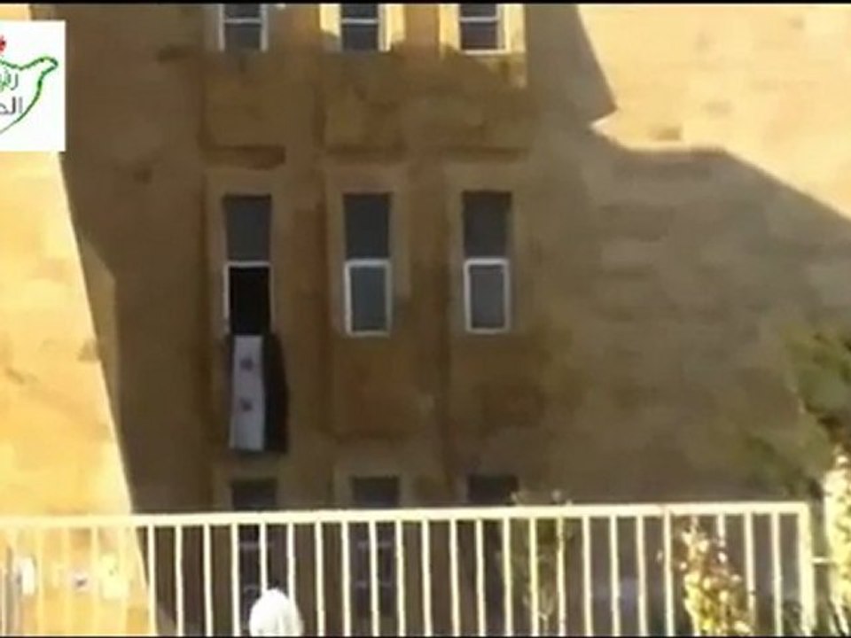 فري برس   حلب   كلية العمارة   رفع علم الاستقلال 12 12 2011