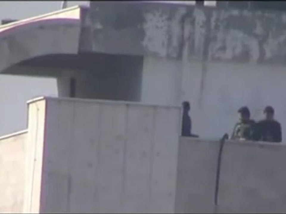 فري برس   حماة   قناصة على المجمع الطبي   الجامعة تقتلنا 16 12 2011