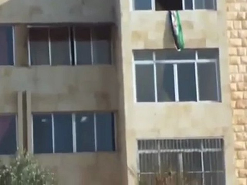 فري برس   حلب   كلية الهندسة المعلوماتية   رفع علم الاستقلال 20 12 2011