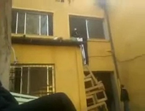 فري برس رفع علم الاستقلال في كلية الطب البيطري دير الزور 20 12 2011