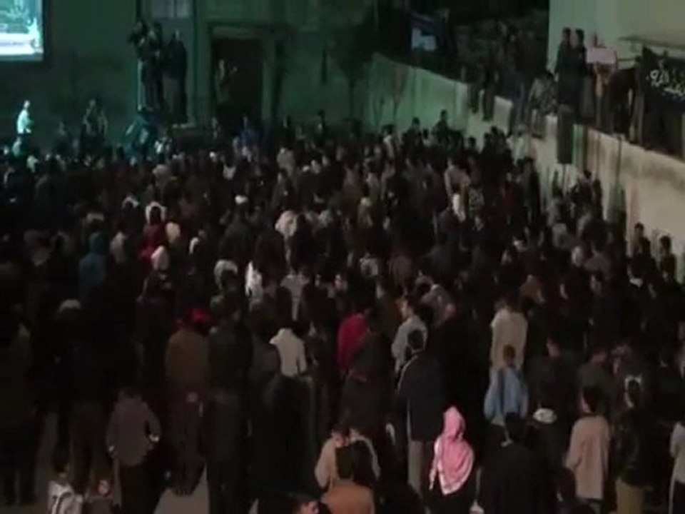 فري برس   حمص   ديربعلبة مظاهرة مسائية وفاء لأدلب 21 12 2011