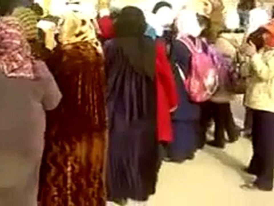 فري برس   حلب الأتارب مظاهرة طلابية بمشاركة الحرائر 22 12 2011