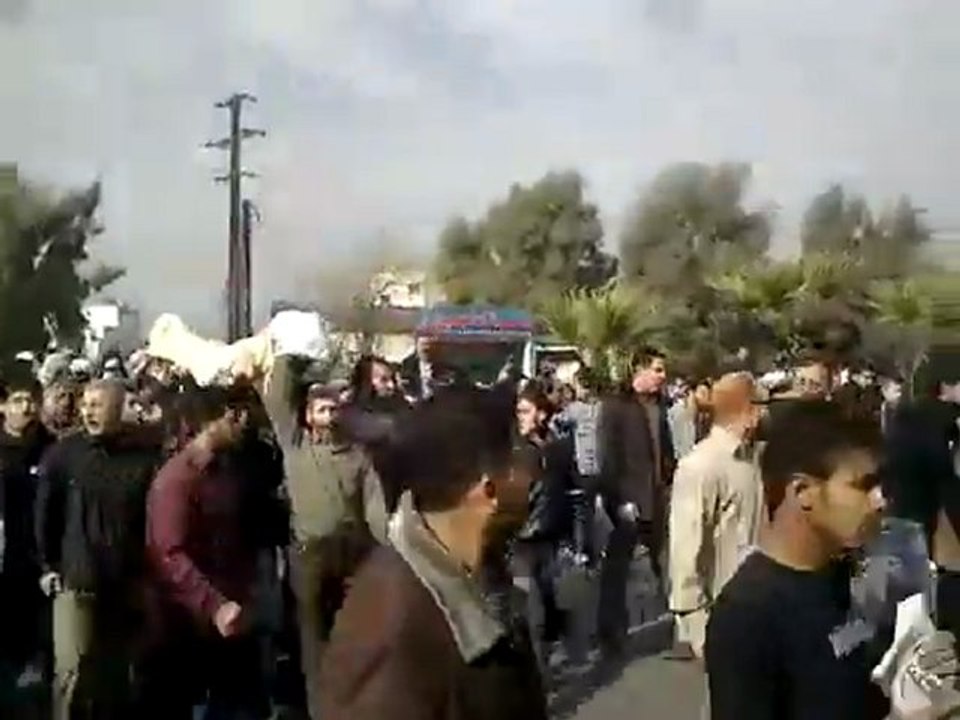 فري برس   مقطع جديد من تشييع الشهيد أيهم السمان في القدم 21 12 2011