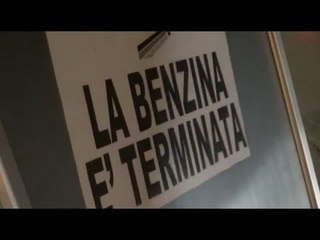 Aversa - Blocchi Tir, lunghe code ai distributori