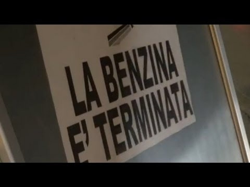 Aversa - Blocchi Tir, lunghe code ai distributori