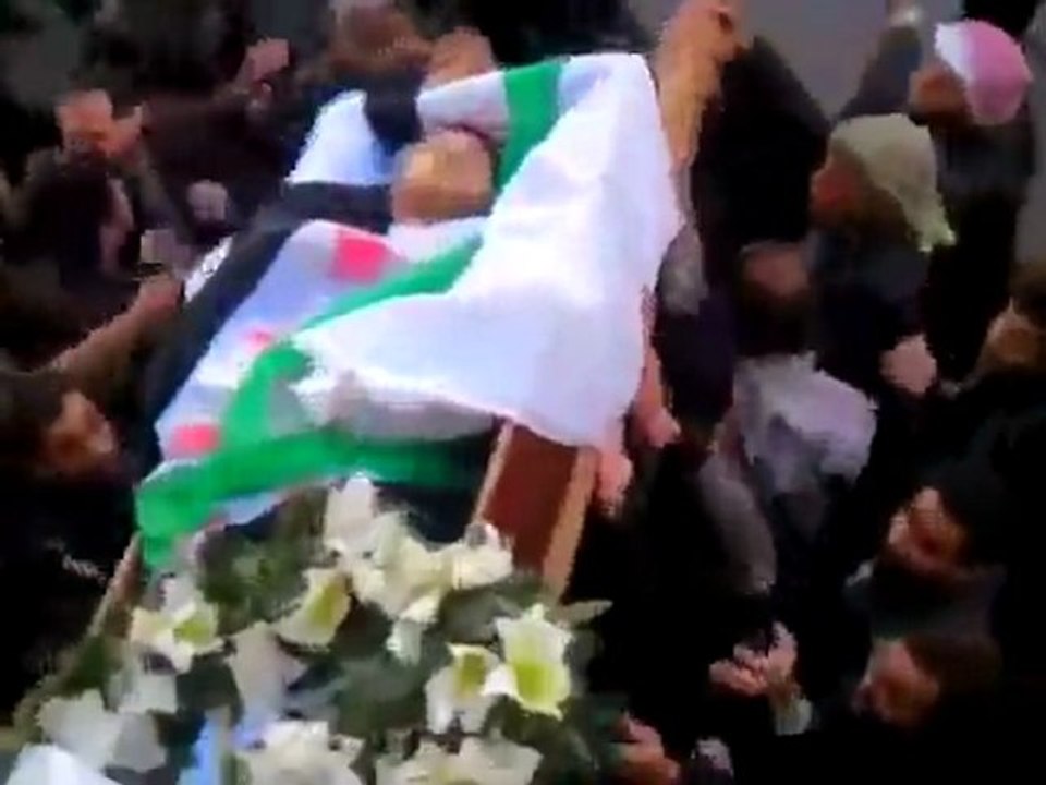 فري برس   ريف دمشق دوما    تشيع الشهداء سامر عز الدين و حامد السليك 24 12 2011 ج4