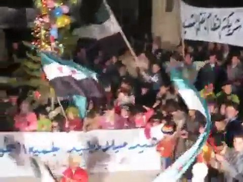 فري برس حماه حلفايا مسائية الثوار لتهنئة الاخوة المسيحية 25 12 2011 ج1