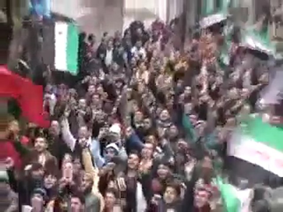 فري برس   حمص باب السباع تشهد باب السباع في يوم الجمعة أول مظاهرة كبيرة منذو شهور بسبب وجود الحواجز الأمنية والشبيحة جمعة الزحف ألى ساحة الحر