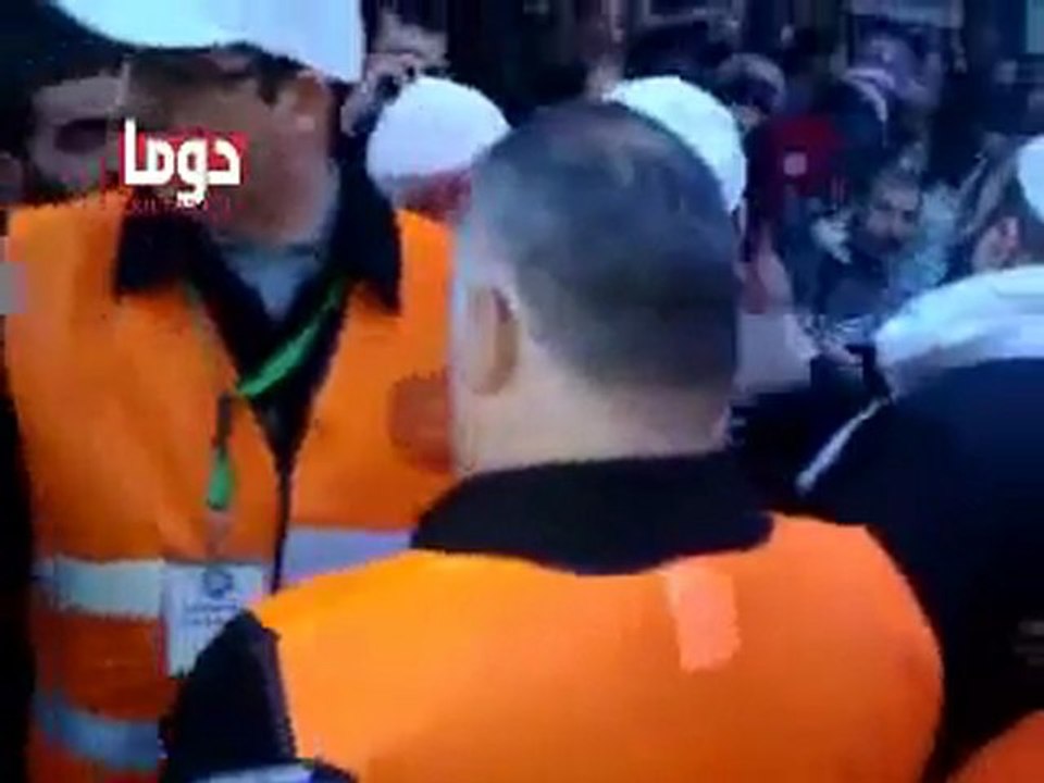 فري برس   ريف دمشق دوما  وفد الجامعة يزور أحد المشافي 30 12 2011