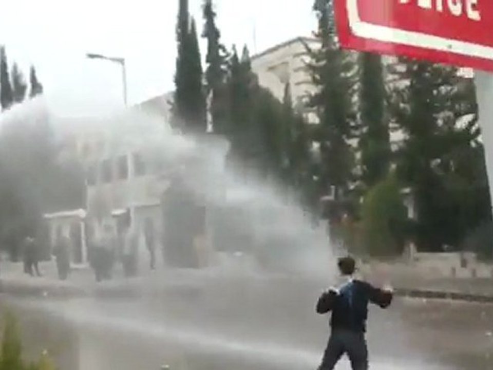 فري برس   حماة   رش المتظاهرين بالماء في طريق حلب 30 12 2011